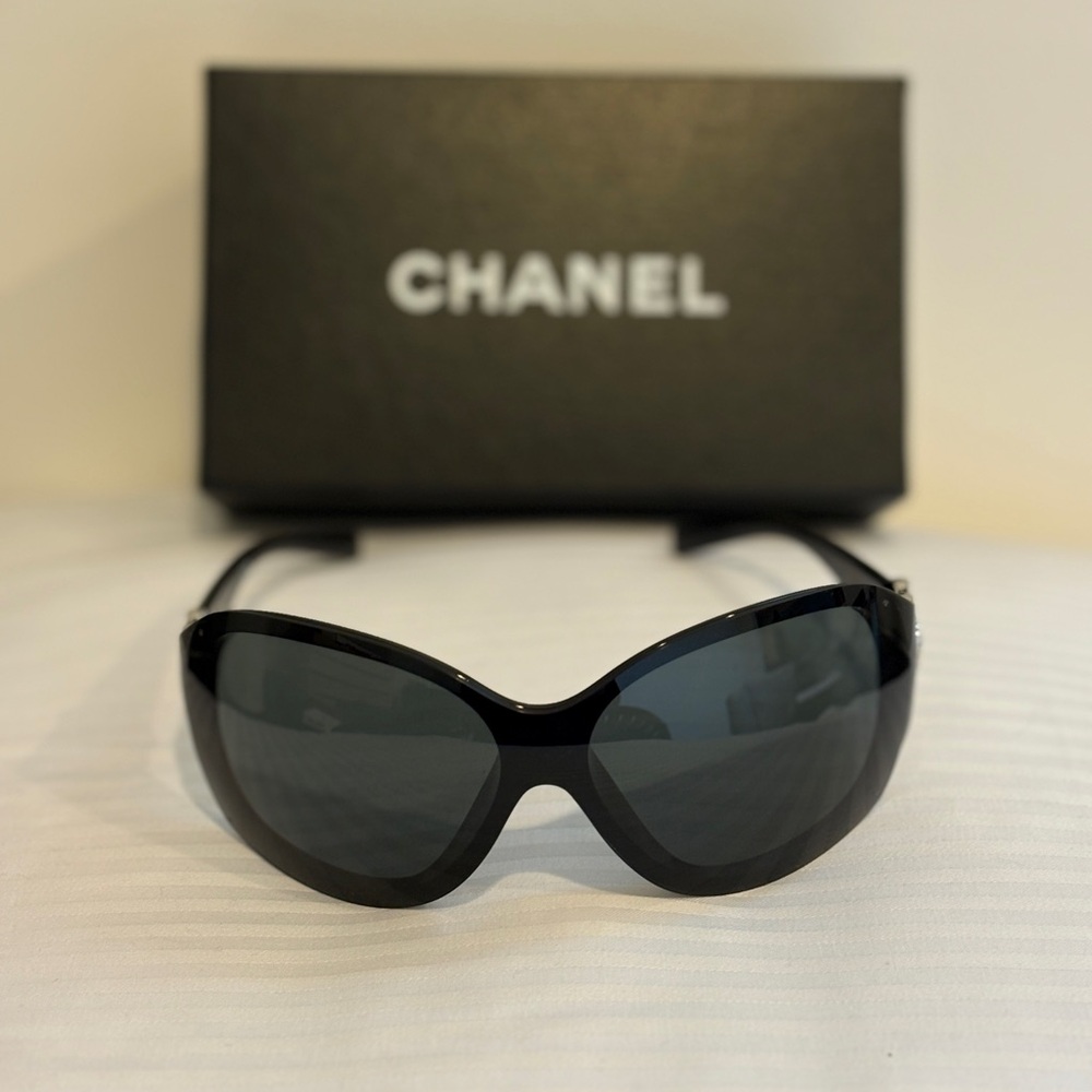 CHANEL Elegant Black Eyewear
